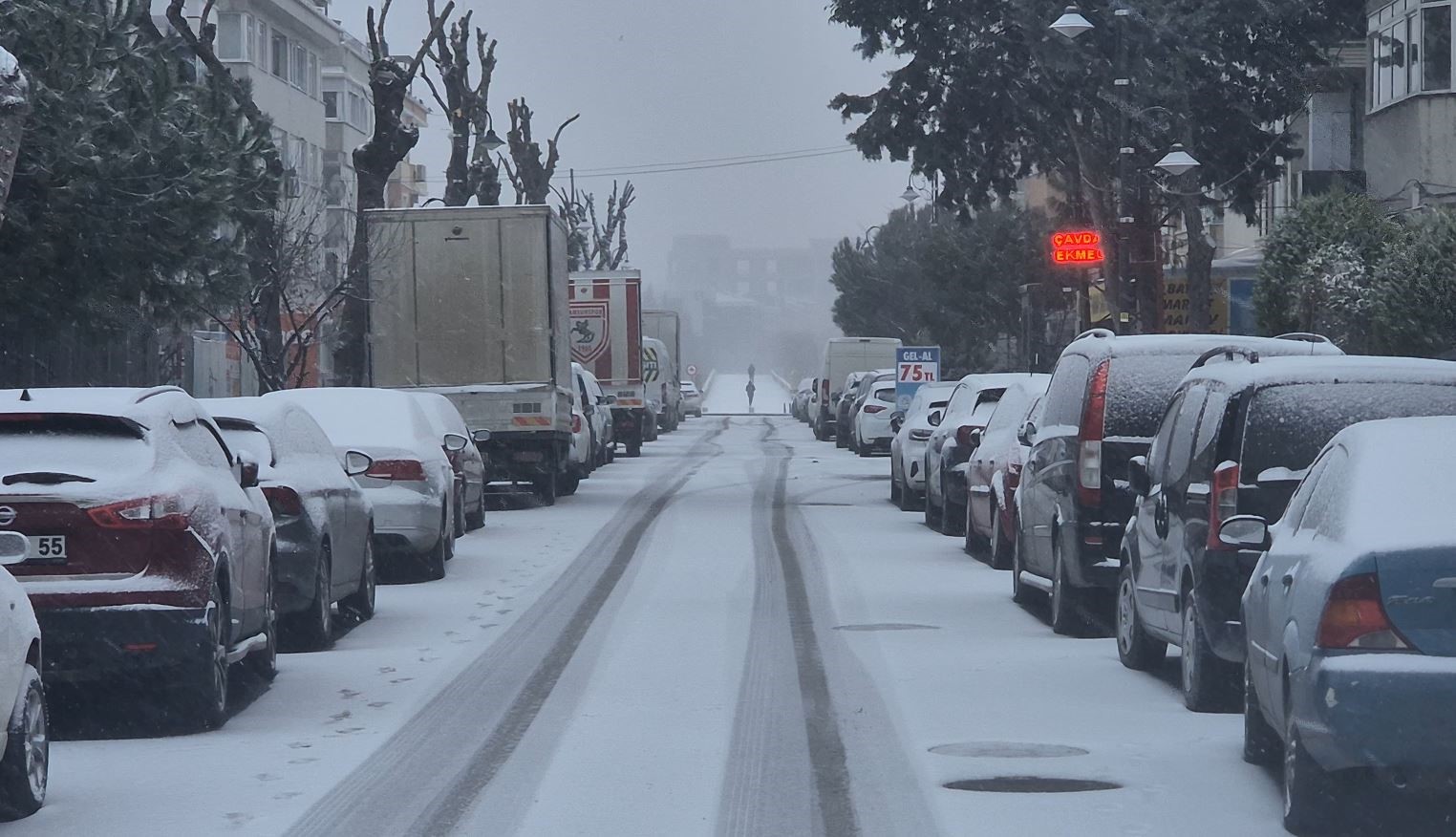 Silivri güne kar yağışı ile başladı
