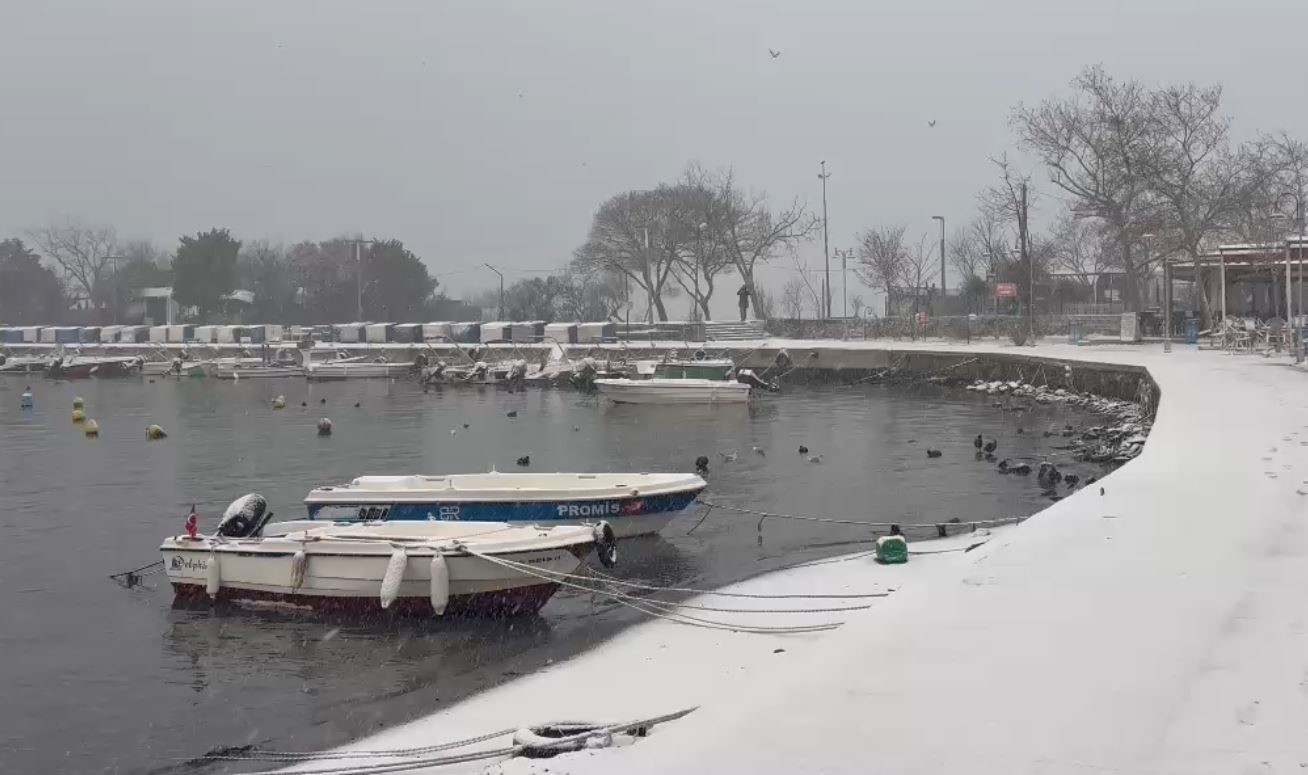 Silivri güne kar yağışı ile başladı
