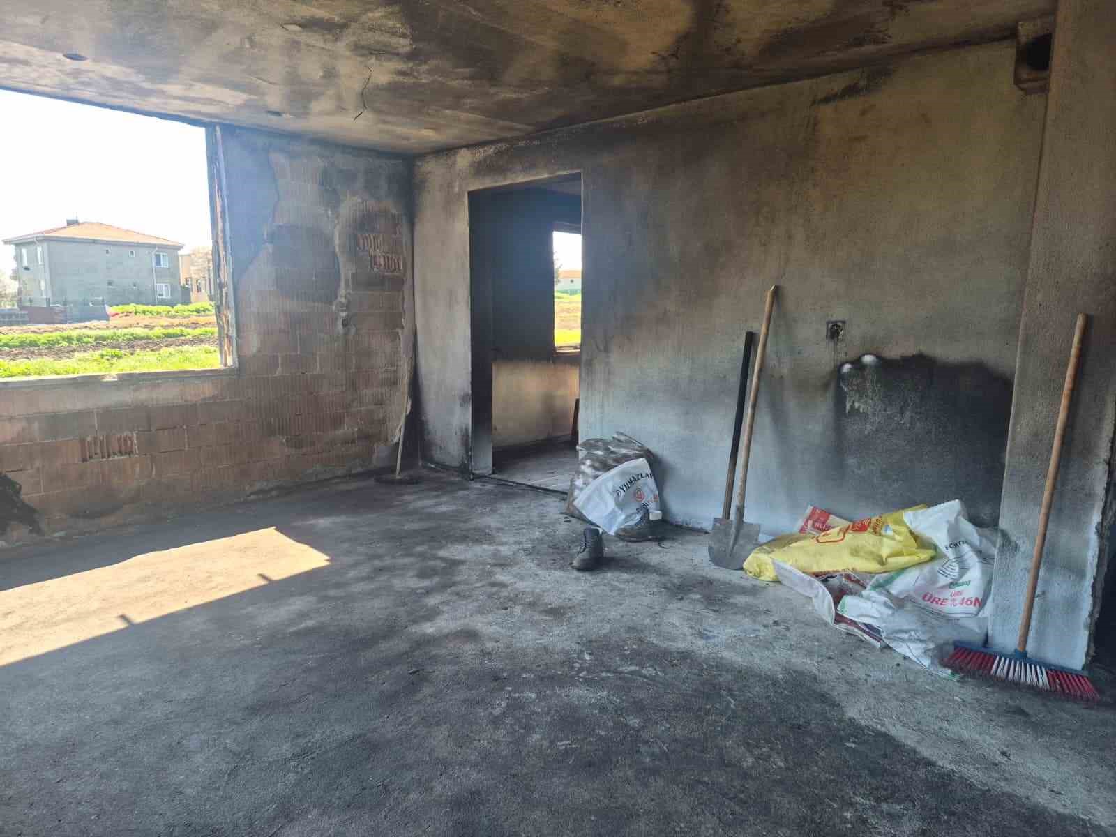 Silivri Kadıköy’de yangın: 6 kişi son anda kurtuldu
Silivri Kadıköy’de yangın: 6 kişi son anda kurtuldu