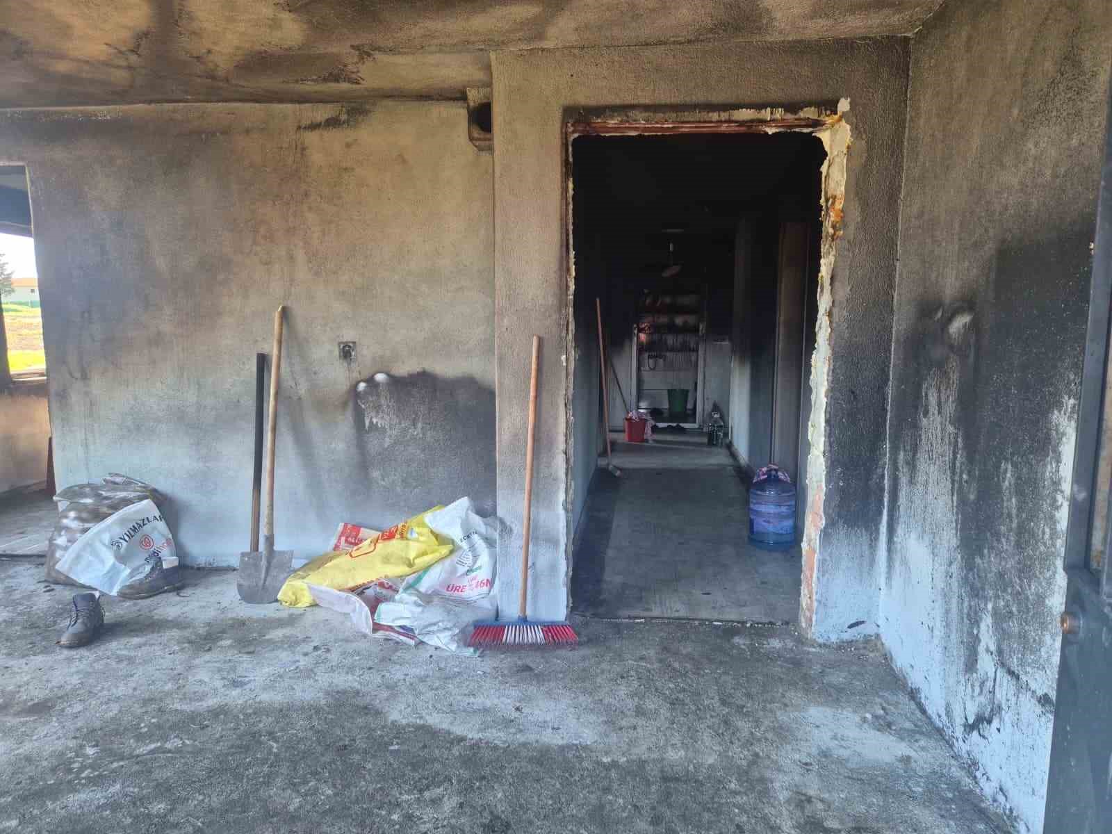 Silivri Kadıköy’de yangın: 6 kişi son anda kurtuldu
Silivri Kadıköy’de yangın: 6 kişi son anda kurtuldu