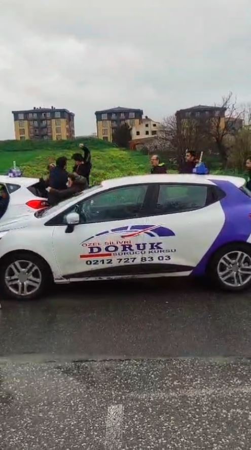 Silivri’de direksiyon sınavını geçemeyen sürücü, babası ile birlikte eğitmene saldırdı
