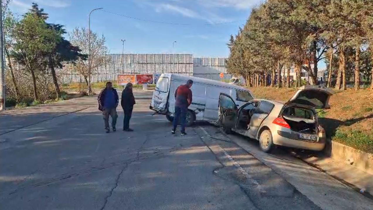 Silivri’de kontrolden çıkan kepçe araçları biçti
