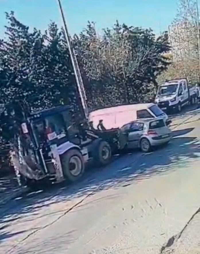 Silivri’de kontrolden çıkan kepçe araçları biçti
