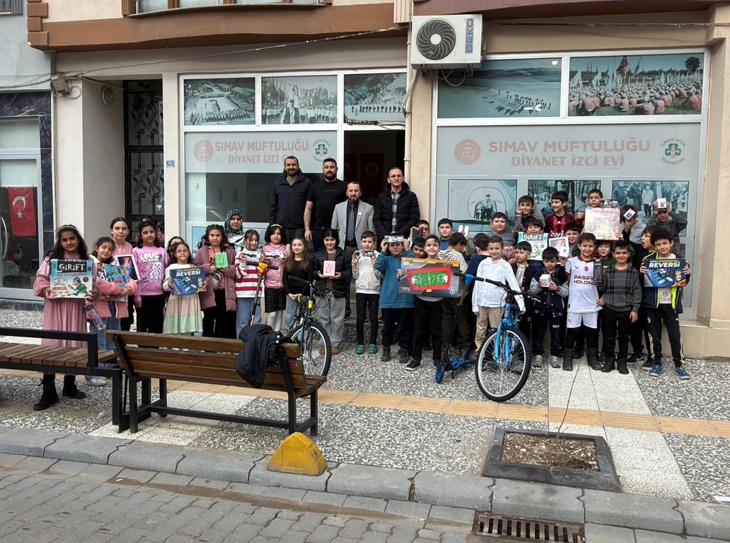 Simav Diyanet Genç Ofisi’nden öğrencilere hediye sürprizi
Simav Diyanet Genç Ofisi’nden öğrencilere hediye sürprizi