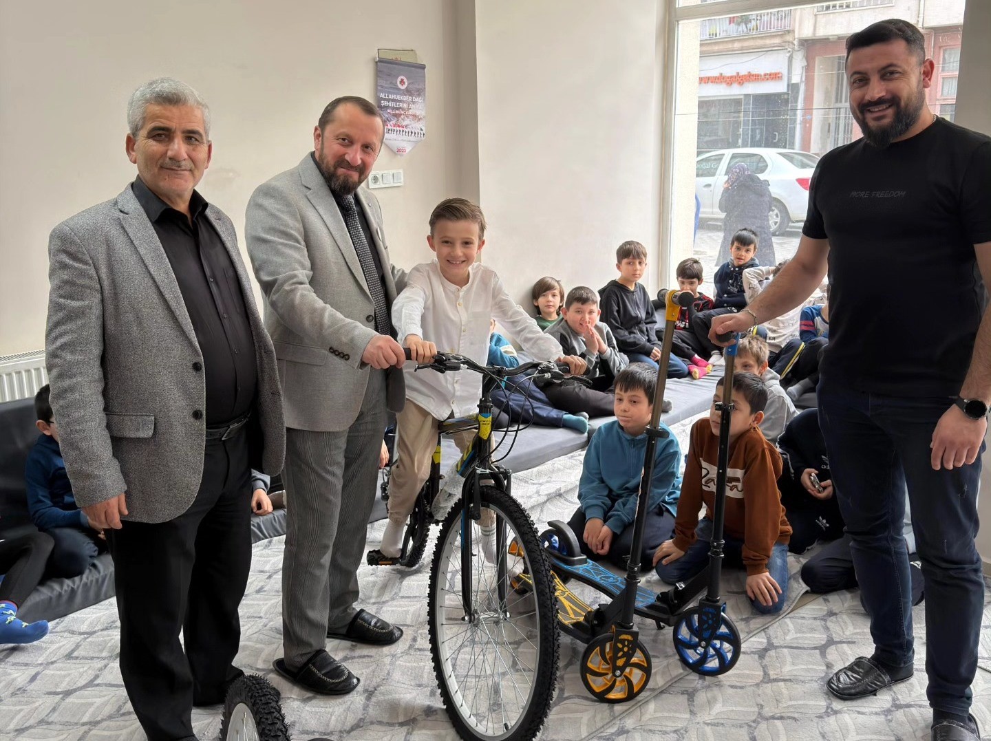 Simav Diyanet Genç Ofisi’nden öğrencilere hediye sürprizi
Simav Diyanet Genç Ofisi’nden öğrencilere hediye sürprizi