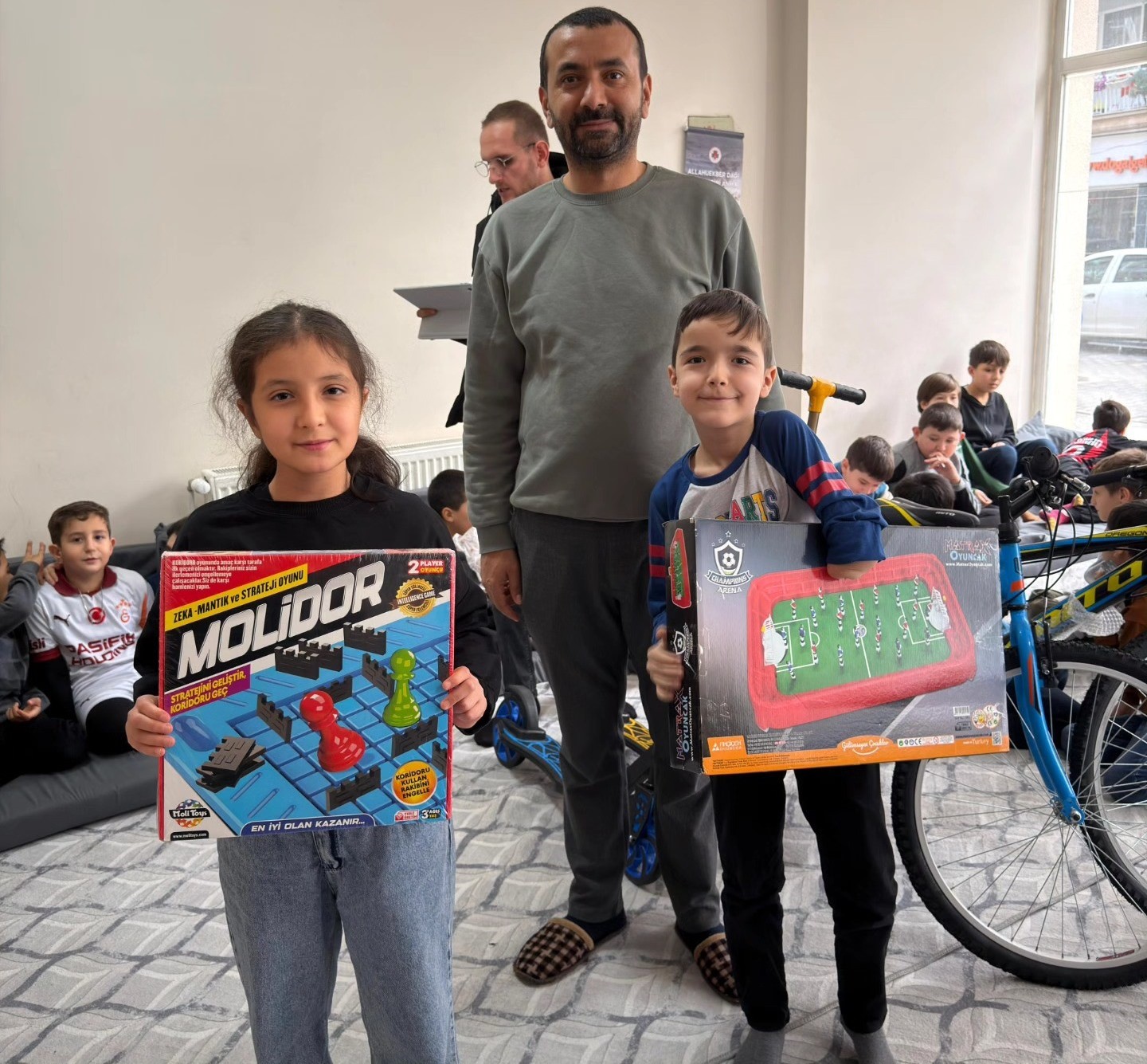 Simav Diyanet Genç Ofisi’nden öğrencilere hediye sürprizi
Simav Diyanet Genç Ofisi’nden öğrencilere hediye sürprizi