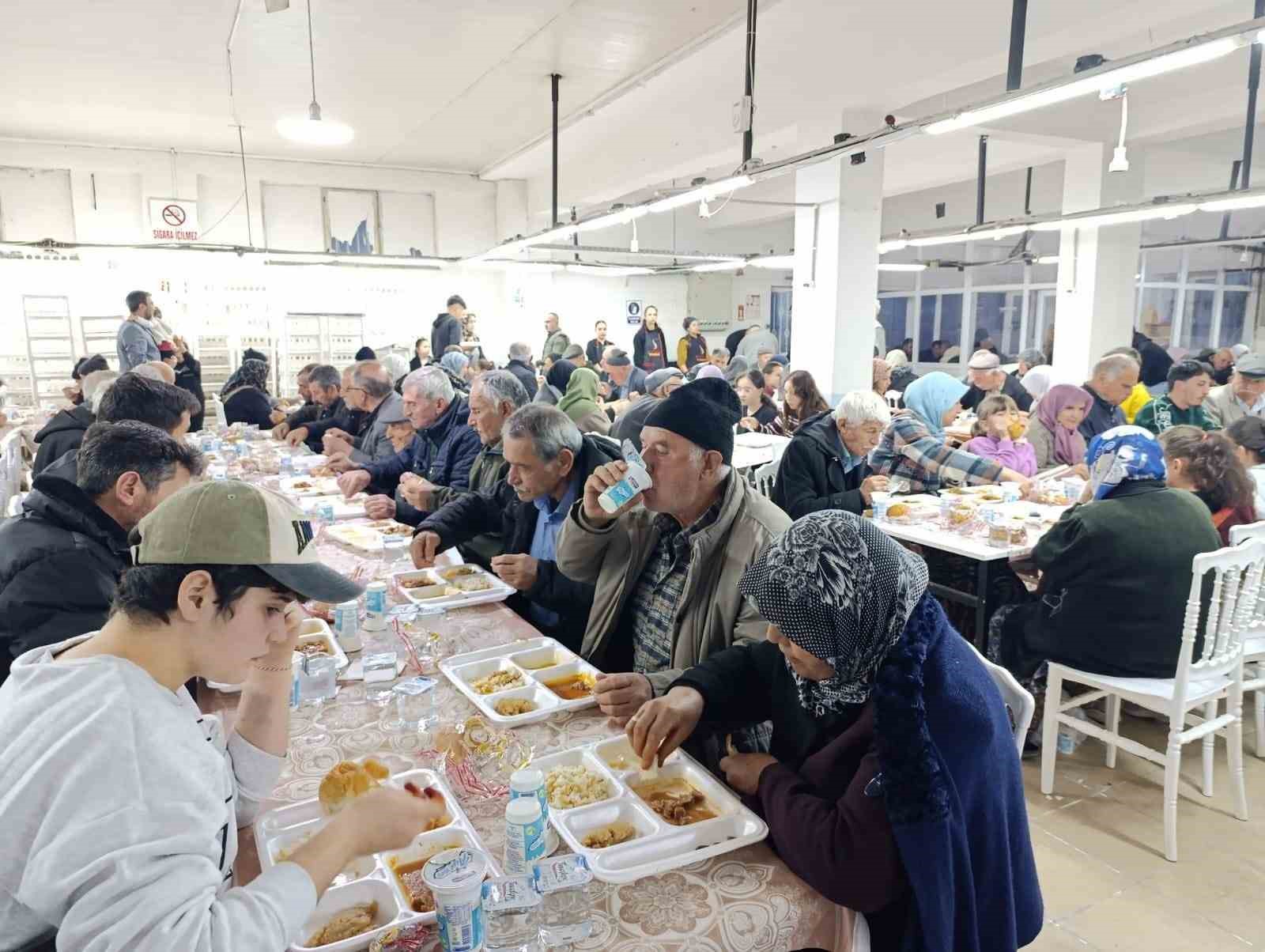 Simav Güney Beldesinde 750 kişilik gönül sofrası kuruldu
