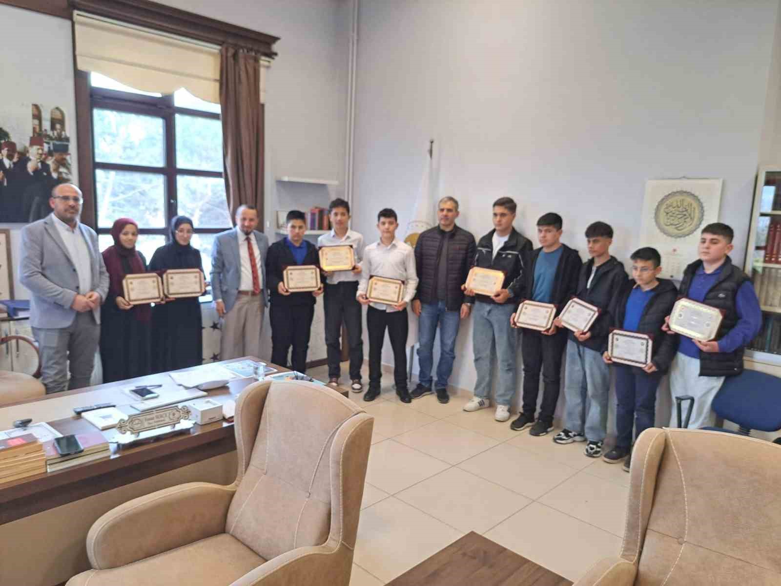 Simav’da 10 öğrenci Hafızlık Belgesini aldı
