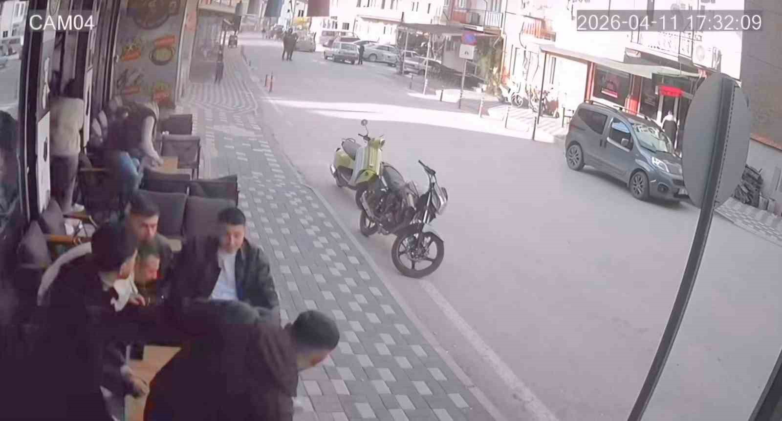 Simav’da 4.8 büyüklüğünde deprem anı kamerada
