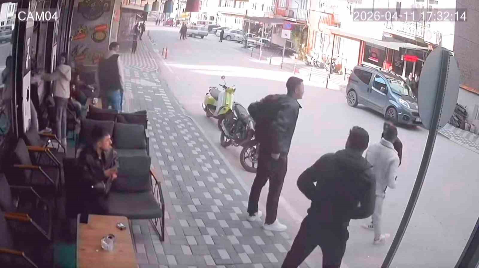 Simav’da 4.8 büyüklüğünde deprem anı kamerada
