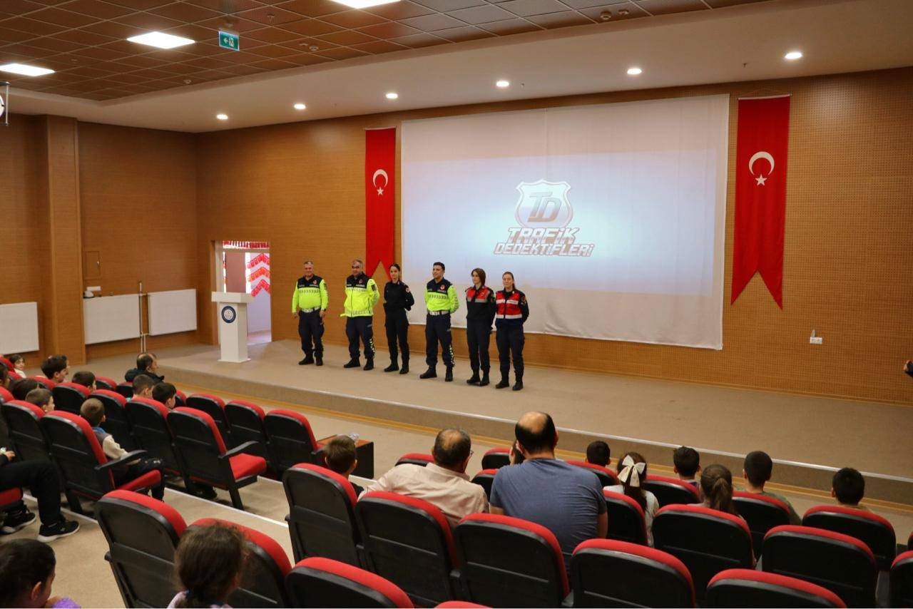 Simav’da öğrencilere trafik eğitimi
