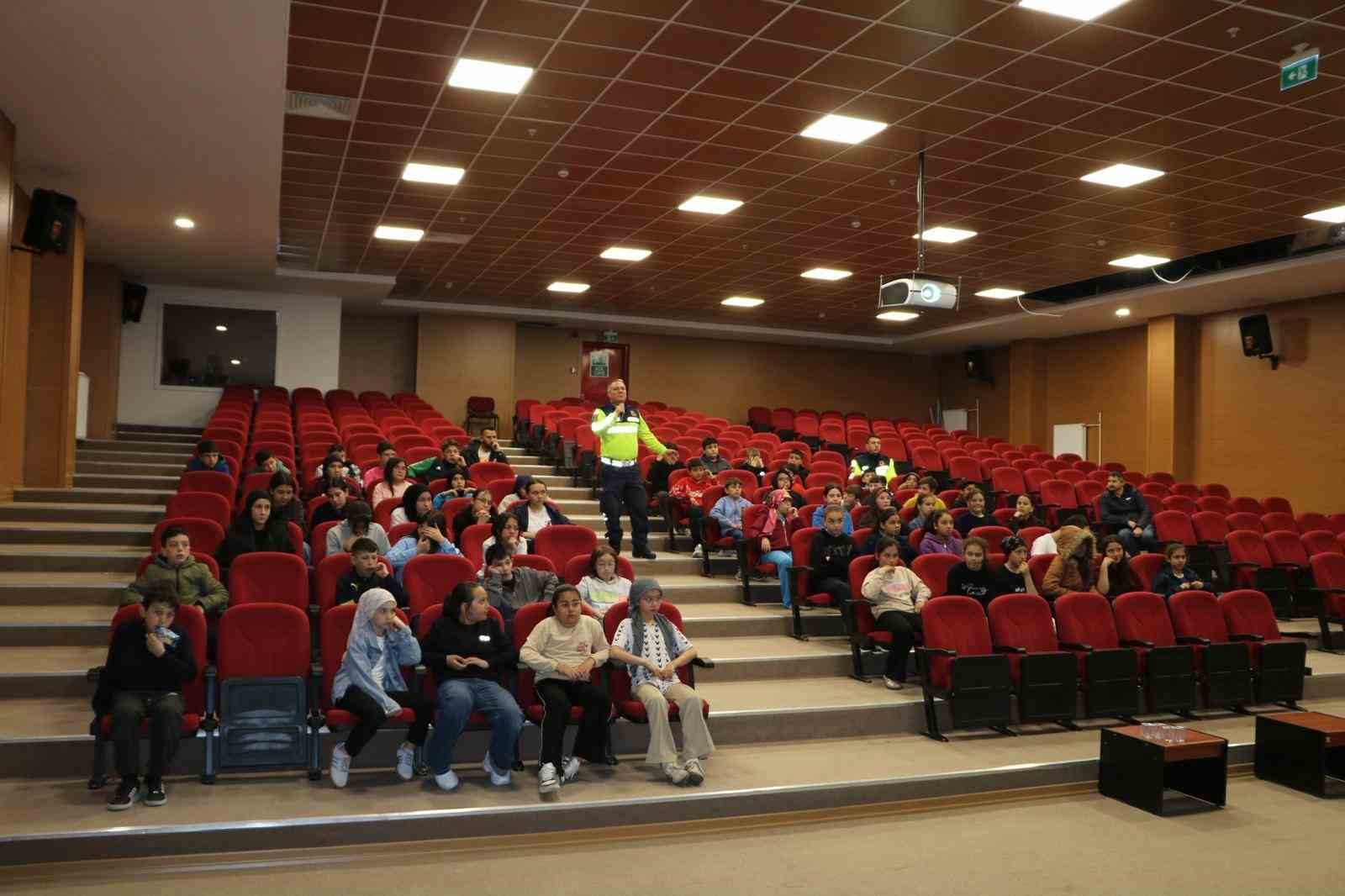 Simav’da öğrencilere trafik eğitimi
