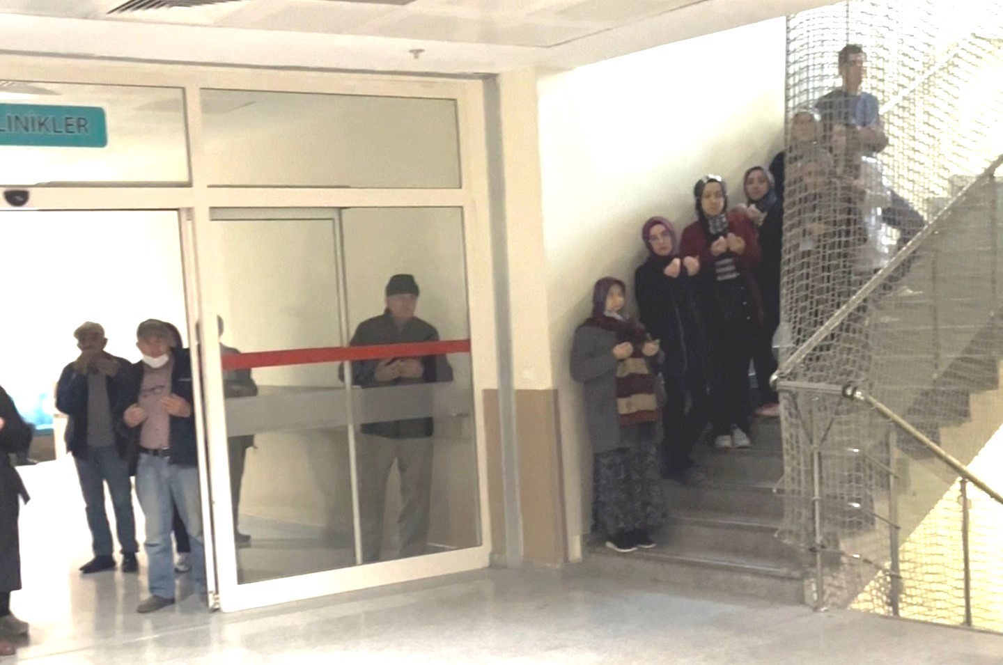 Simav’da vefat eden sağlık personelleri için kurban kesildi, lokma hayrı yapıldı
