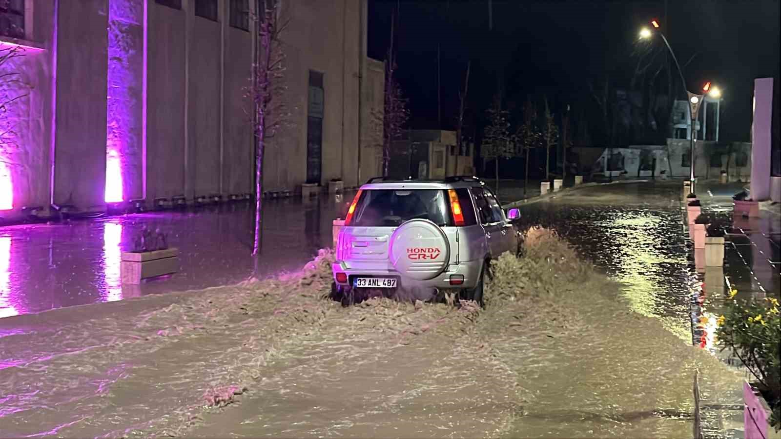 Şimşeklerin geceyi aydınlattığı Hatay’da dolu yağışı yolları göle çevirdi
