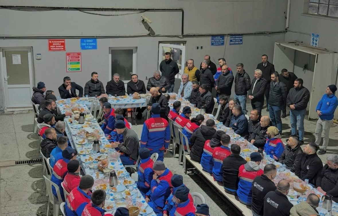 Sincan Belediye Başkanı Ercan gece mesaisi yapan belediye çalışanlarıyla sahur yaptı
