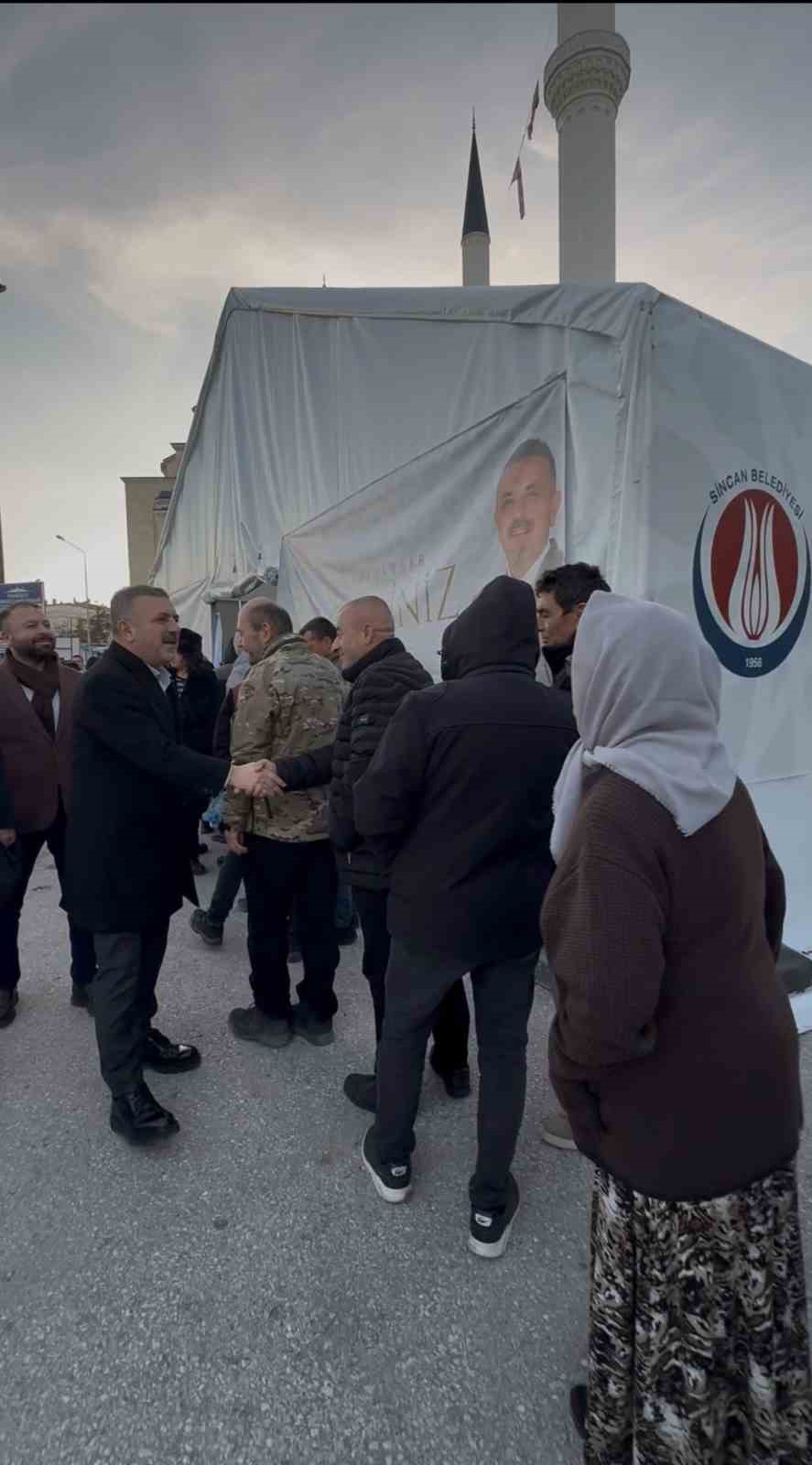 Sincan Belediye Başkanı Ercan, ilk iftarını vatandaşlarla birlikte yaptı
