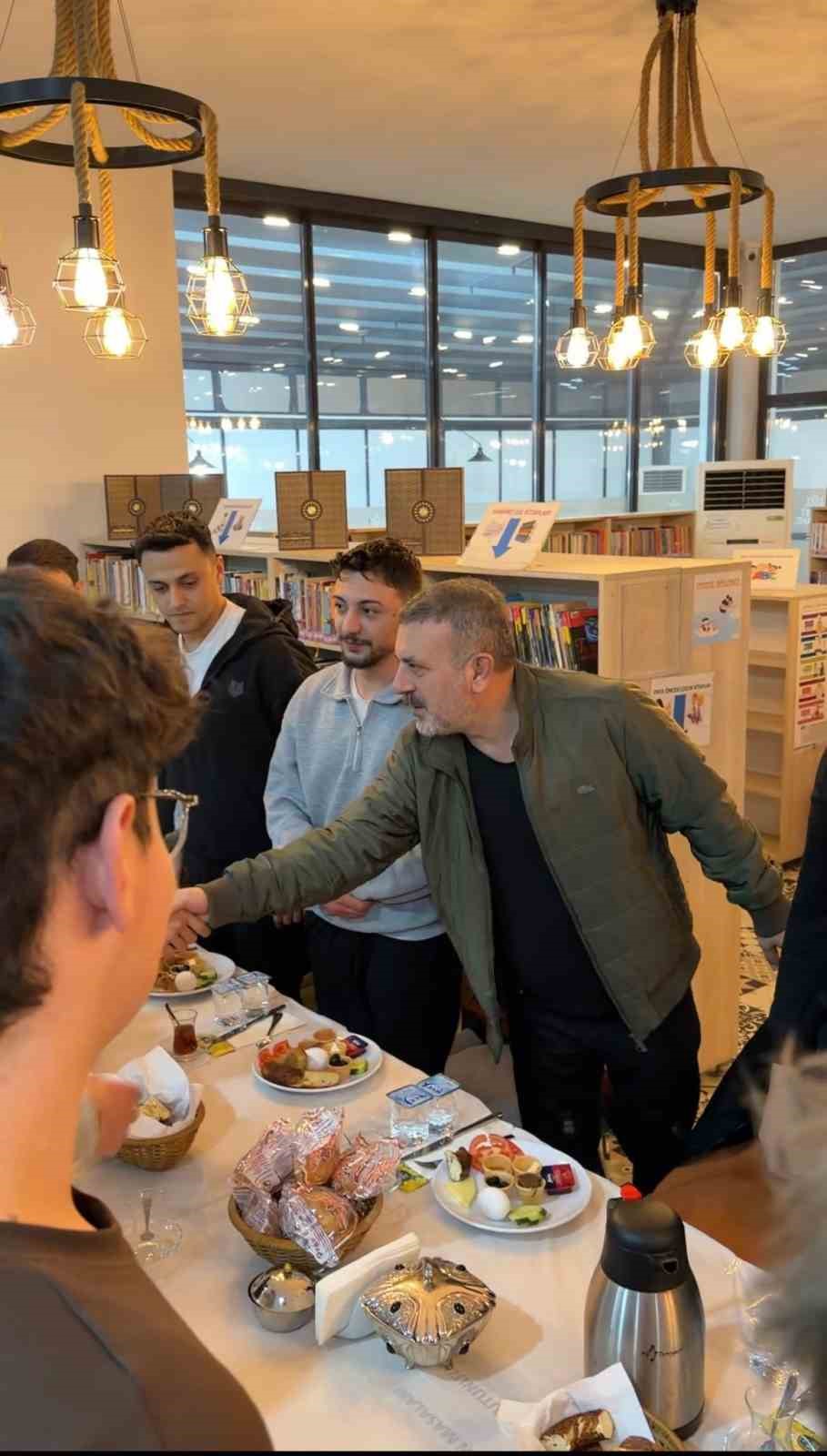 Sincan Belediye Başkanı Ercan, sahurda gençlerle buluştu
