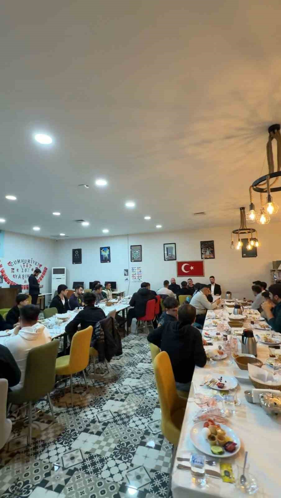 Sincan Belediye Başkanı Ercan, sahurda gençlerle buluştu
