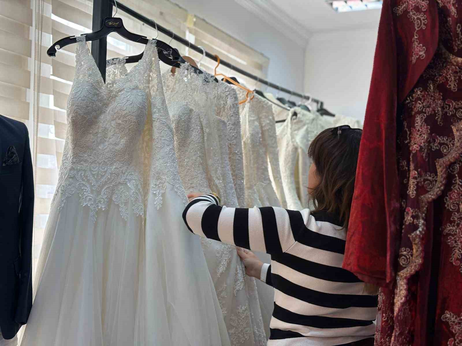 Sincan Belediyesi’nden ihtiyaç sahibi çiftlere gelinlik desteği
Sincan Belediyesi’nden ihtiyaç sahibi çiftlere gelinlik desteği