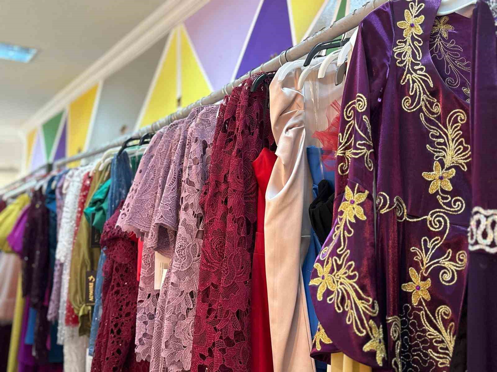 Sincan Belediyesi’nden ihtiyaç sahibi çiftlere gelinlik desteği
Sincan Belediyesi’nden ihtiyaç sahibi çiftlere gelinlik desteği