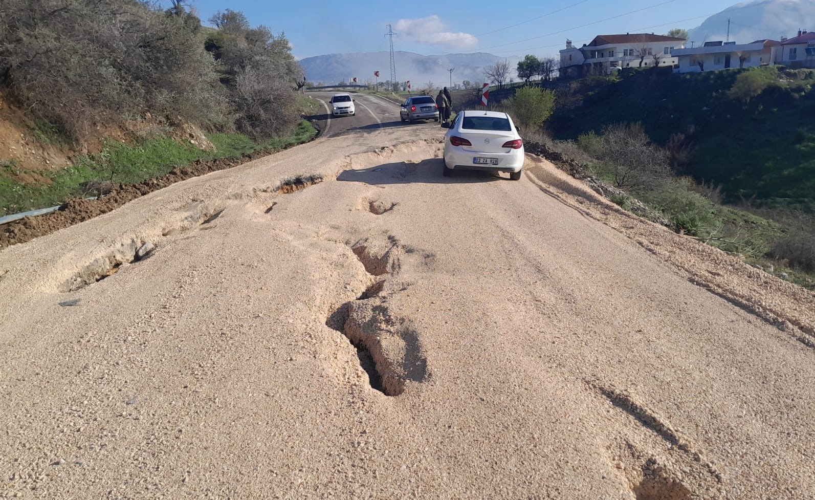 Sincik-Kahta karayolunda ulaşım güçlükle sağlanıyor
