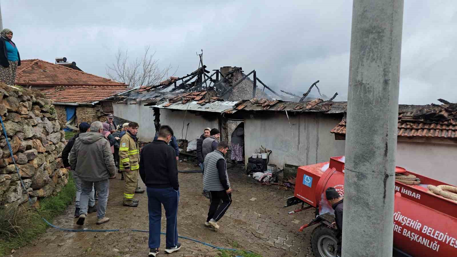 Sındırgı’da bitişik iki ev alevlere teslim oldu: 1 yaralı
