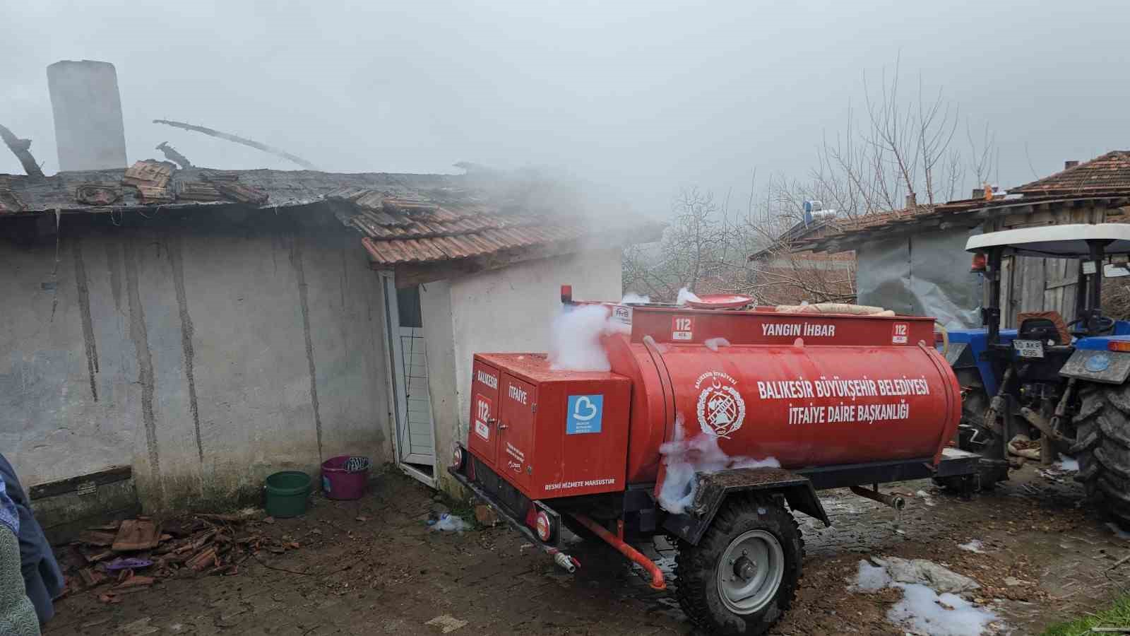 Sındırgı’da bitişik iki ev alevlere teslim oldu: 1 yaralı
