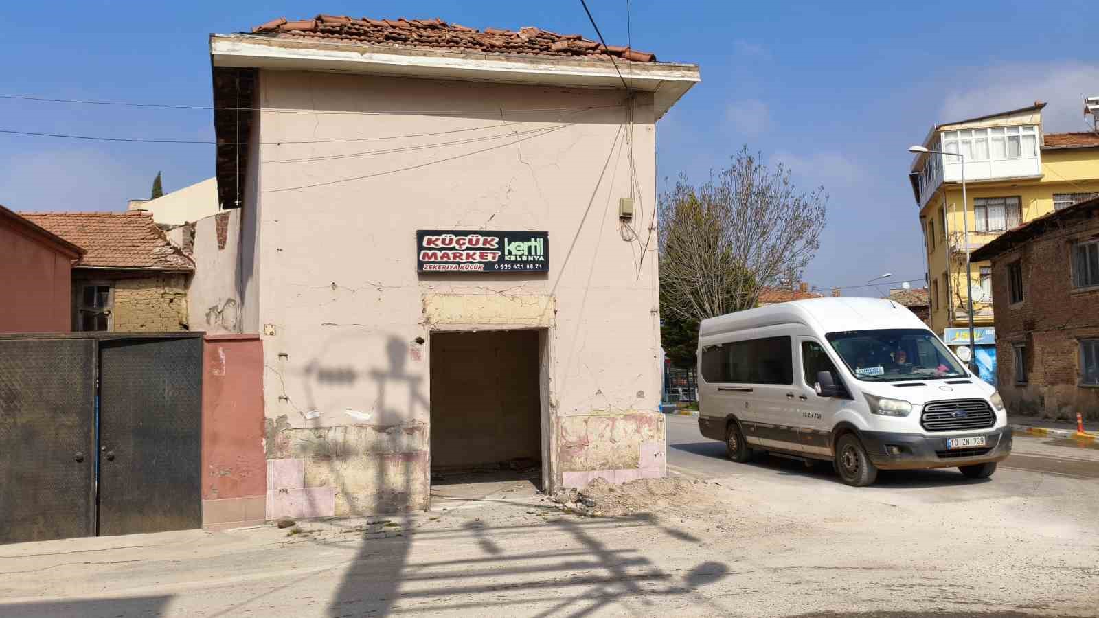 Sındırgı’da deprem yaraları "Bayram Çeki" ile sarılıyor
