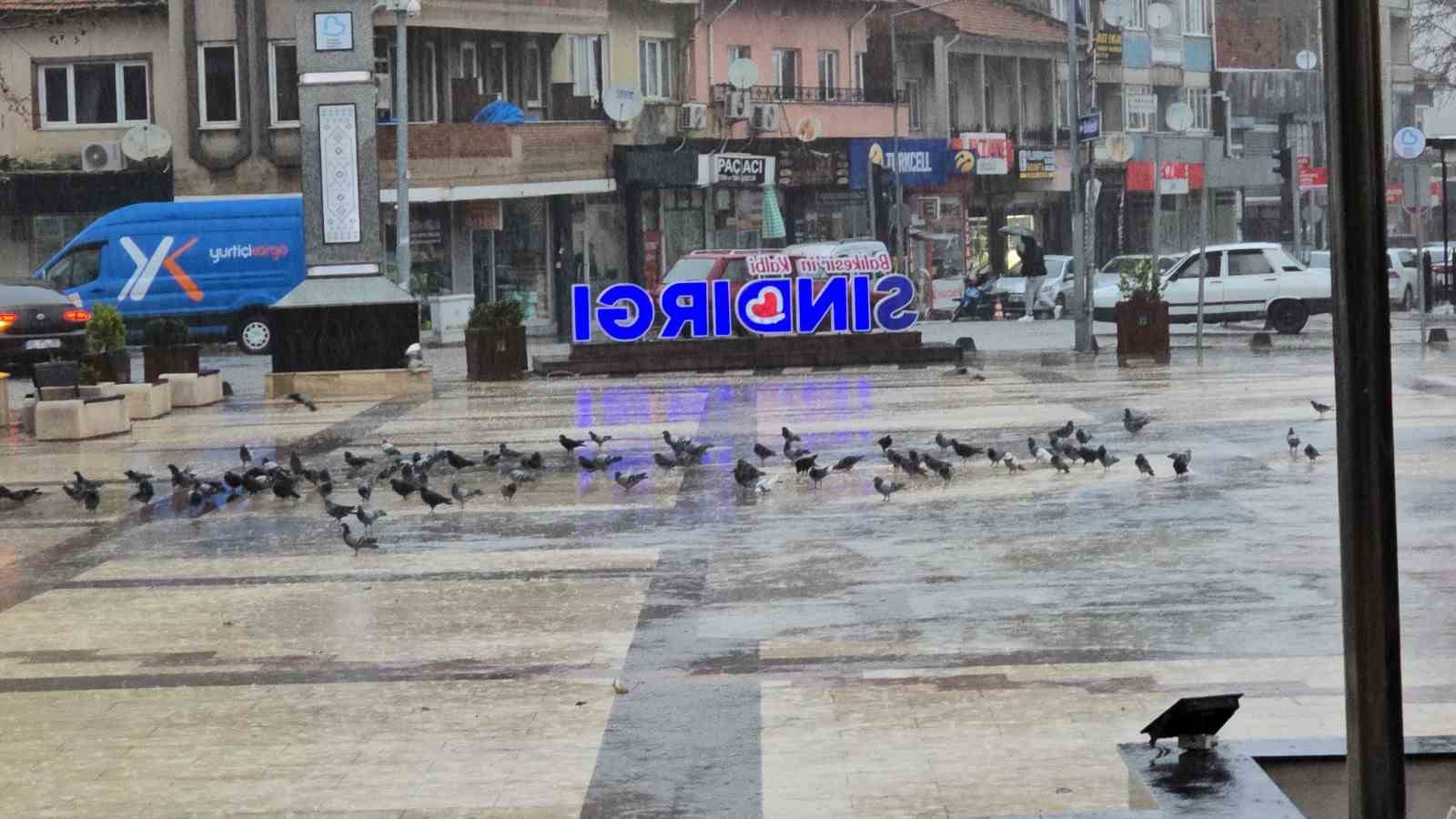 Sındırgı’da merkezde yağmur, yüksek kesimlerde kar yağışı etkili oldu
