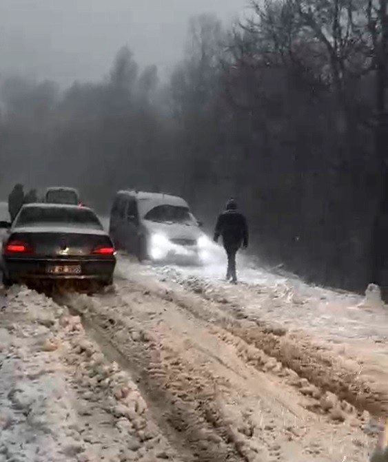 Sındırgı’da zirveye çıkıp kar altında mangal yaktılar
