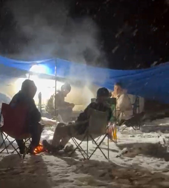 Sındırgı’da zirveye çıkıp kar altında mangal yaktılar
