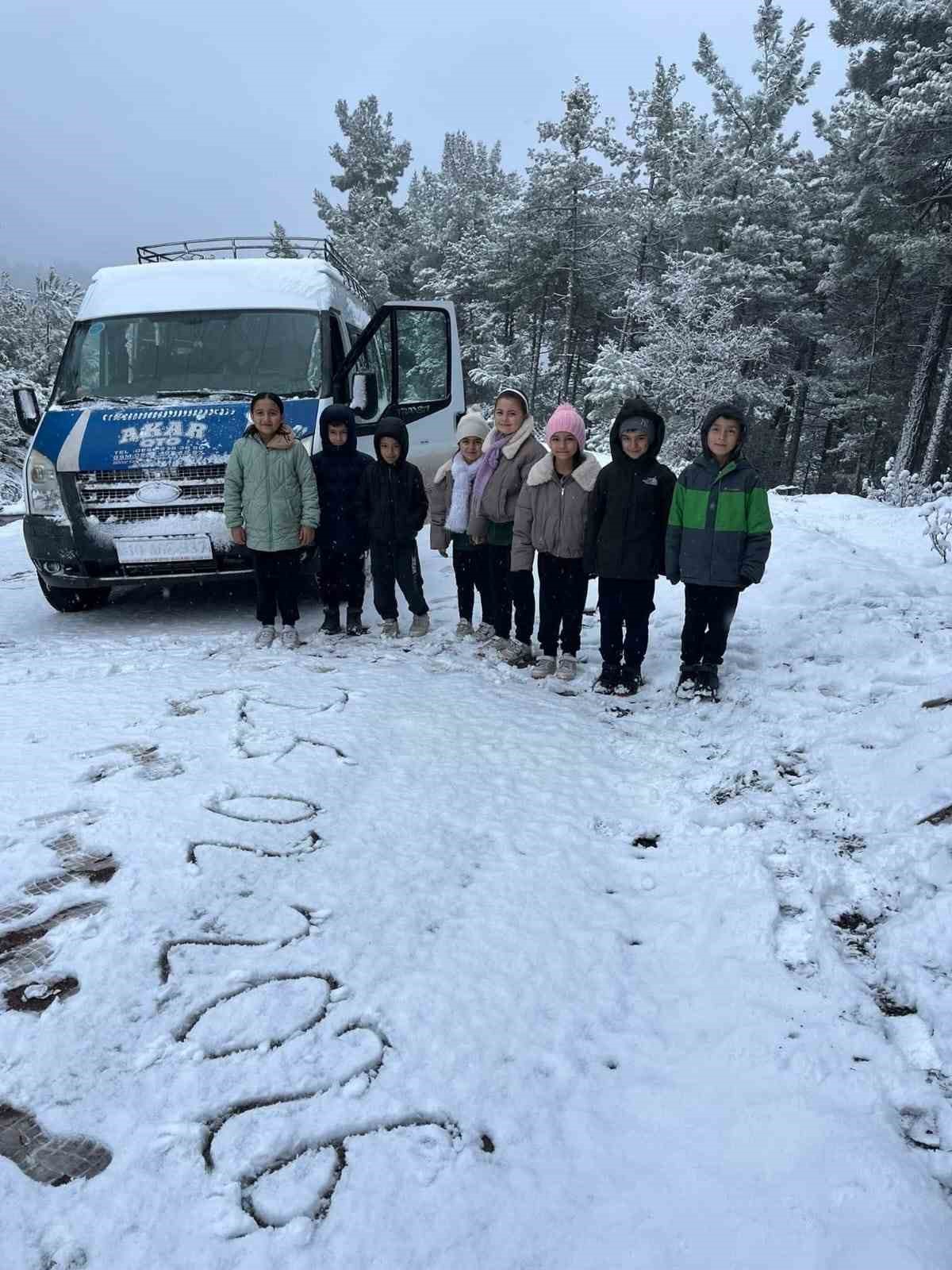 Sındırgı’nın yüksek kesimlerinde kar, merkezde yağmur etkili oldu
