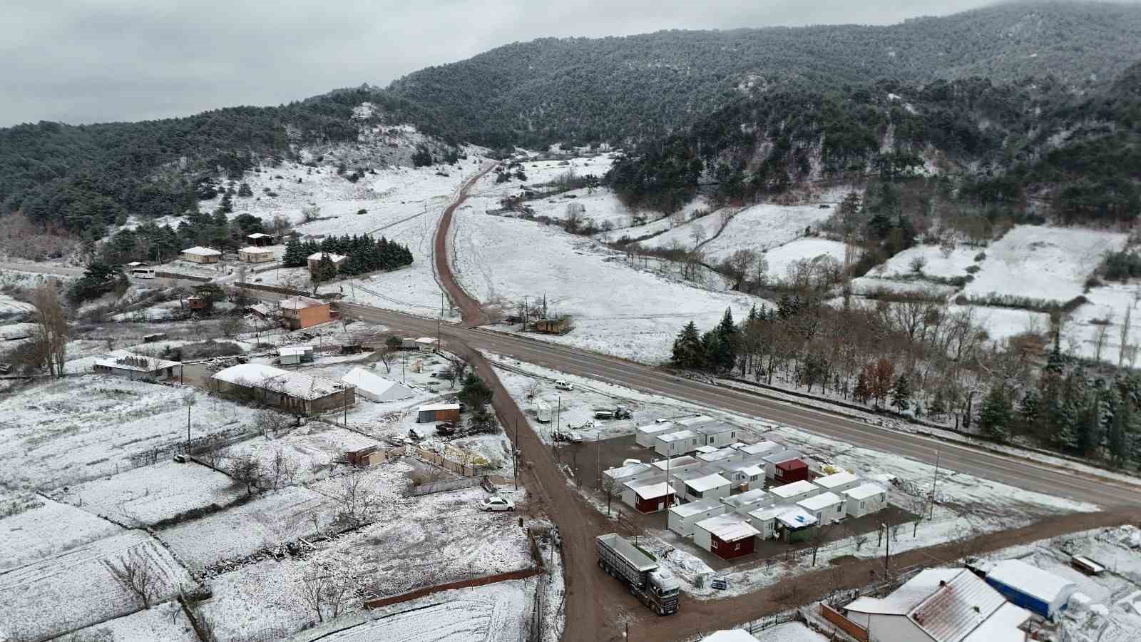 Sındırgı’nın yüksek kesimlerinde kar ve buzlanma etkisini artırdı

