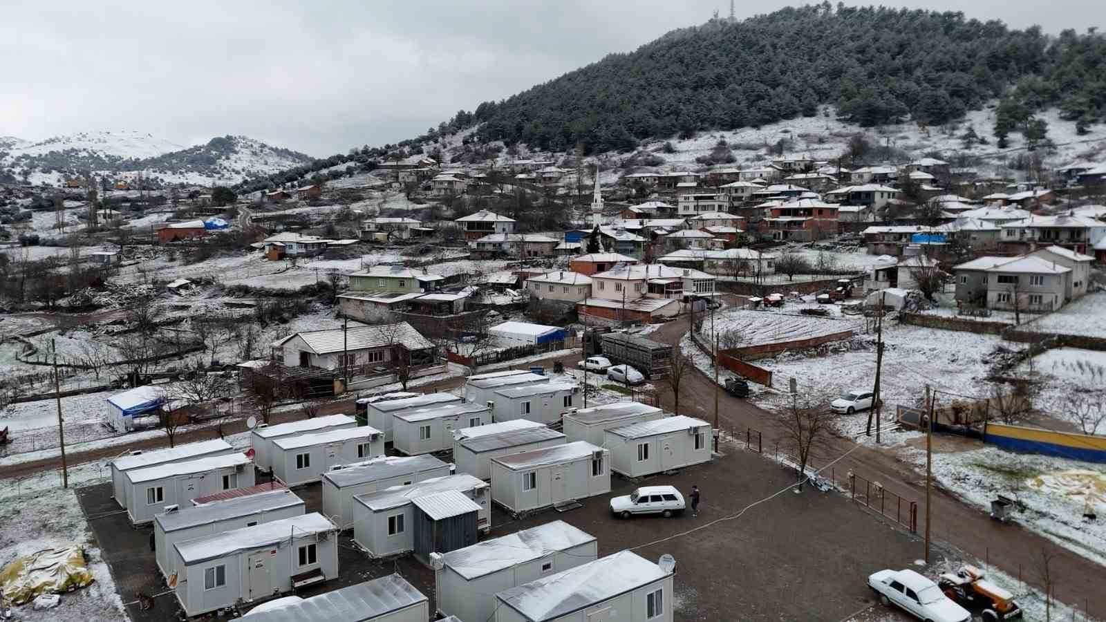 Sındırgı’nın yüksek kesimlerinde kar ve buzlanma etkisini artırdı
