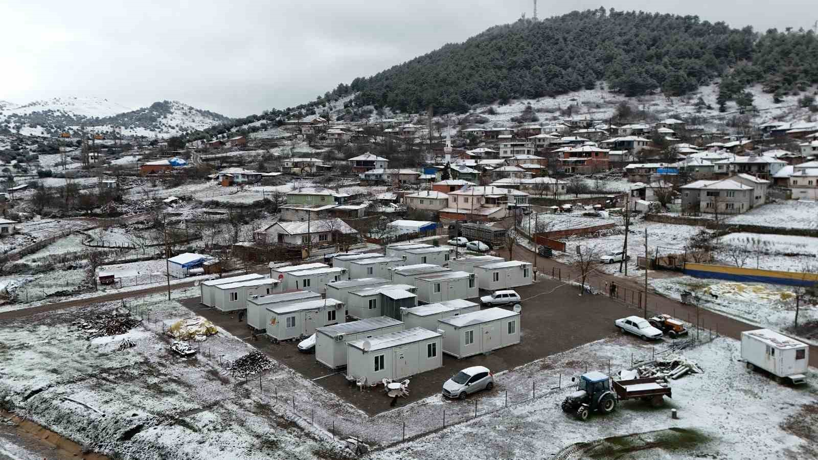 Sındırgı’nın yüksek kesimlerinde kar ve buzlanma etkisini artırdı
