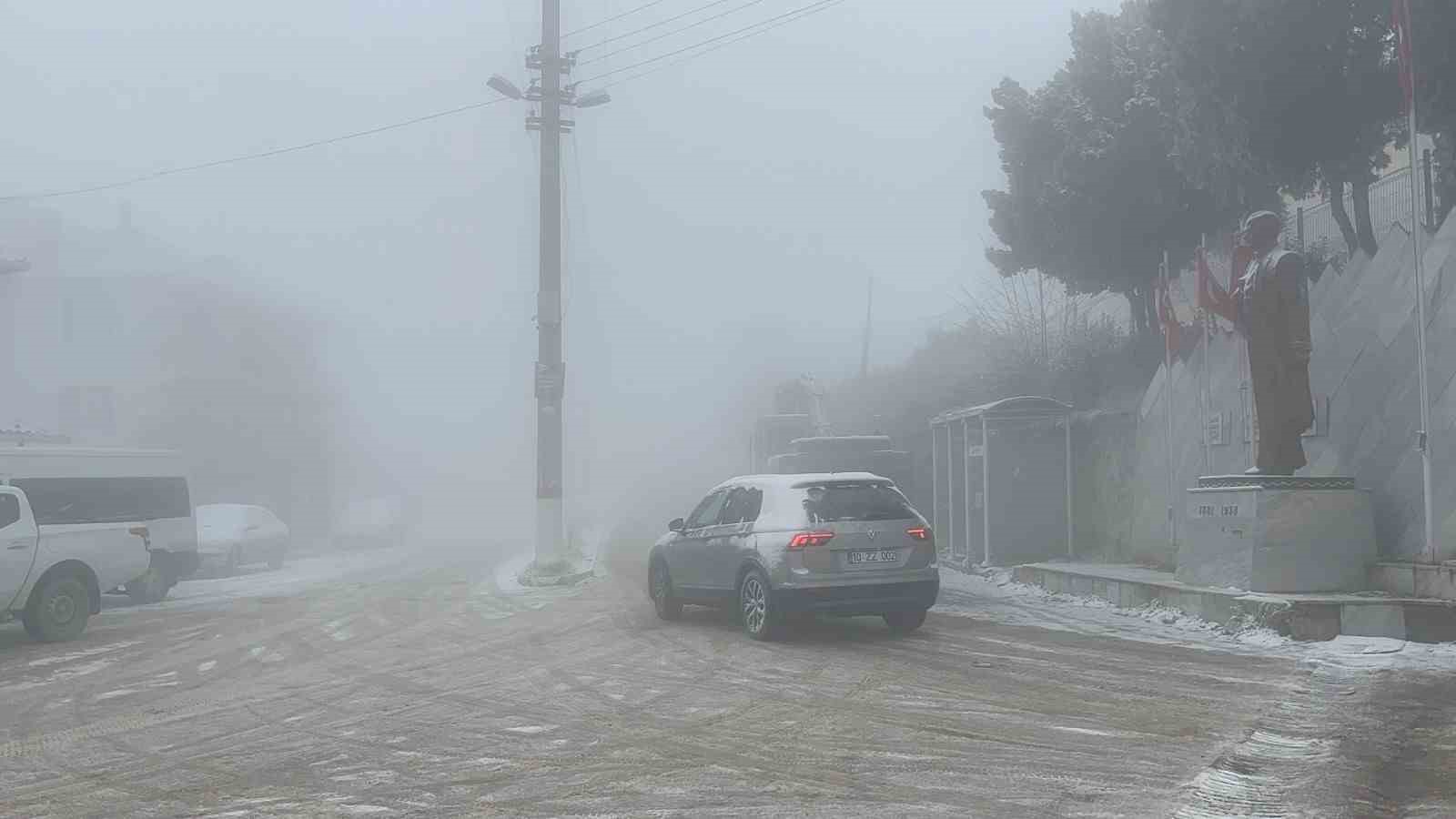 Sındırgı’nın yüksek kesimlerinde kar ve buzlanma etkisini artırdı
