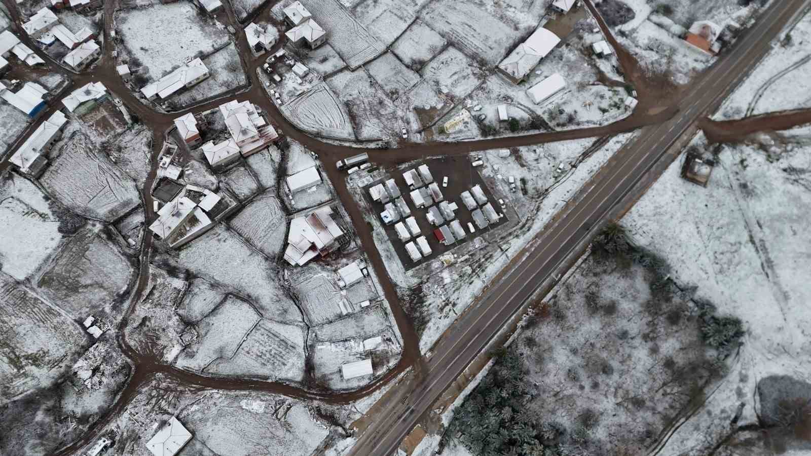 Sındırgı’nın yüksek kesimlerinde kar ve buzlanma etkisini artırdı
