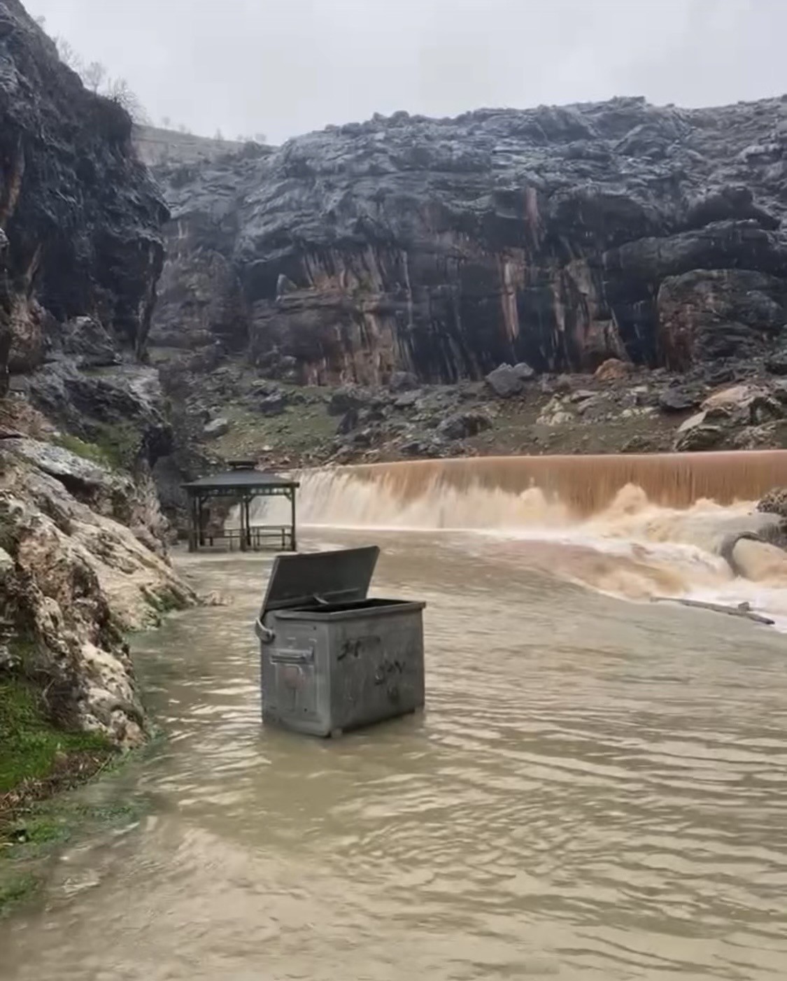 Sinek Çayı’nın su seviyesi yağışlarla yükseldi
