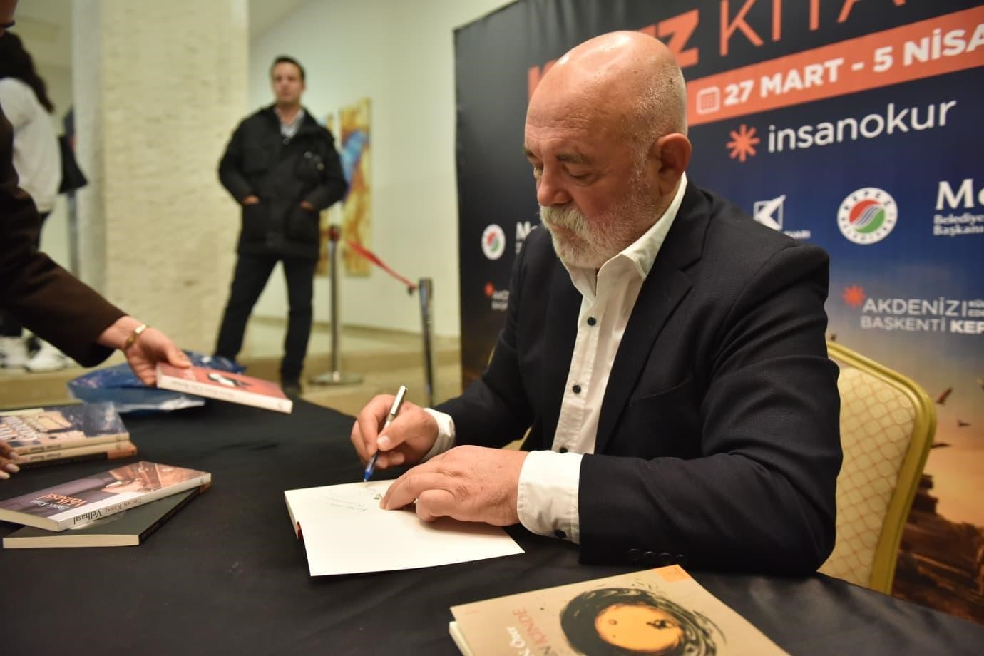 Sinema oyuncusu Ercan Kesal, Kepez Kitap Fuarı’nda okumanın önemine dikkat çekti
Sinema oyuncusu Ercan Kesal, Kepez Kitap Fuarı’nda okumanın önemine dikkat çekti