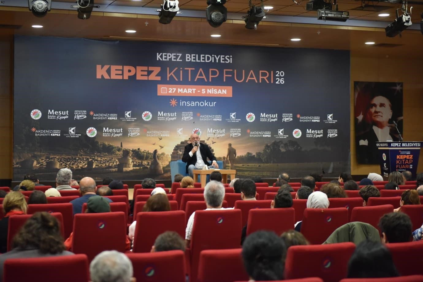 Sinema oyuncusu Ercan Kesal, Kepez Kitap Fuarı’nda okumanın önemine dikkat çekti
Sinema oyuncusu Ercan Kesal, Kepez Kitap Fuarı’nda okumanın önemine dikkat çekti