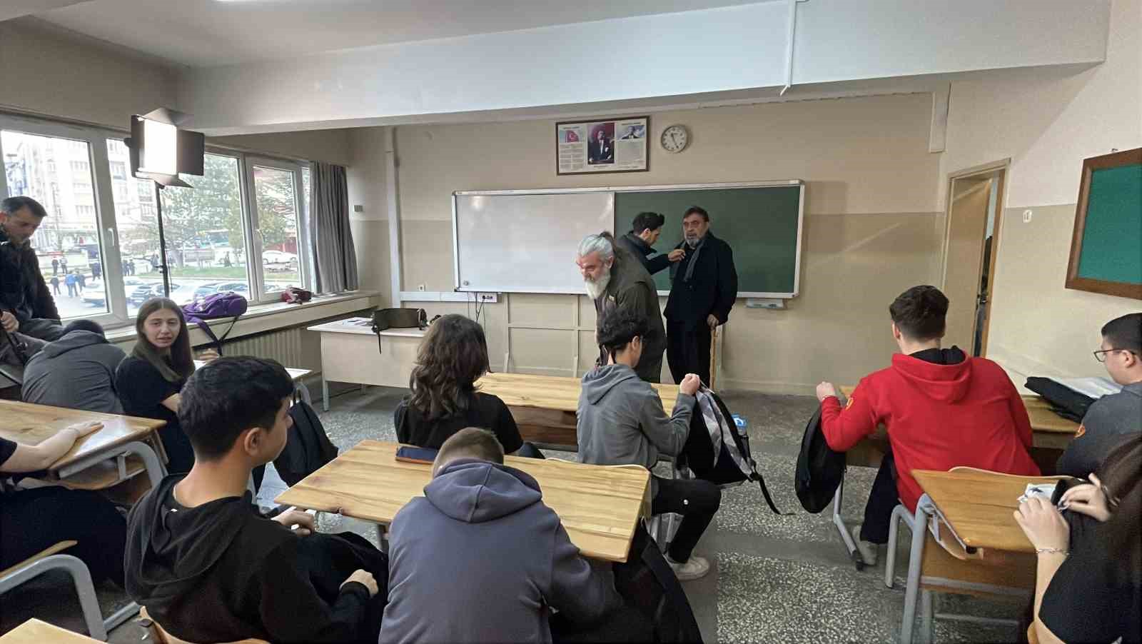 Sinema ve tiyatro oyuncusu Ahmet Yenilmez savaşta mezun veremeyen okulun öğrencileri ile buluştu
