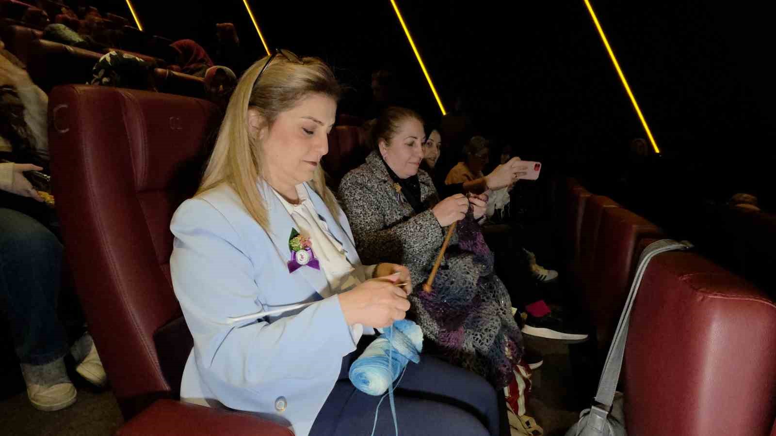 Sinemada örgü buluşması
Sinemada örgü buluşması