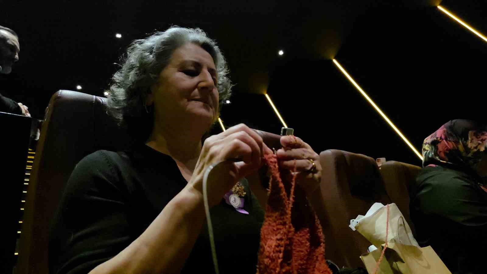 Sinemada örgü buluşması
Sinemada örgü buluşması