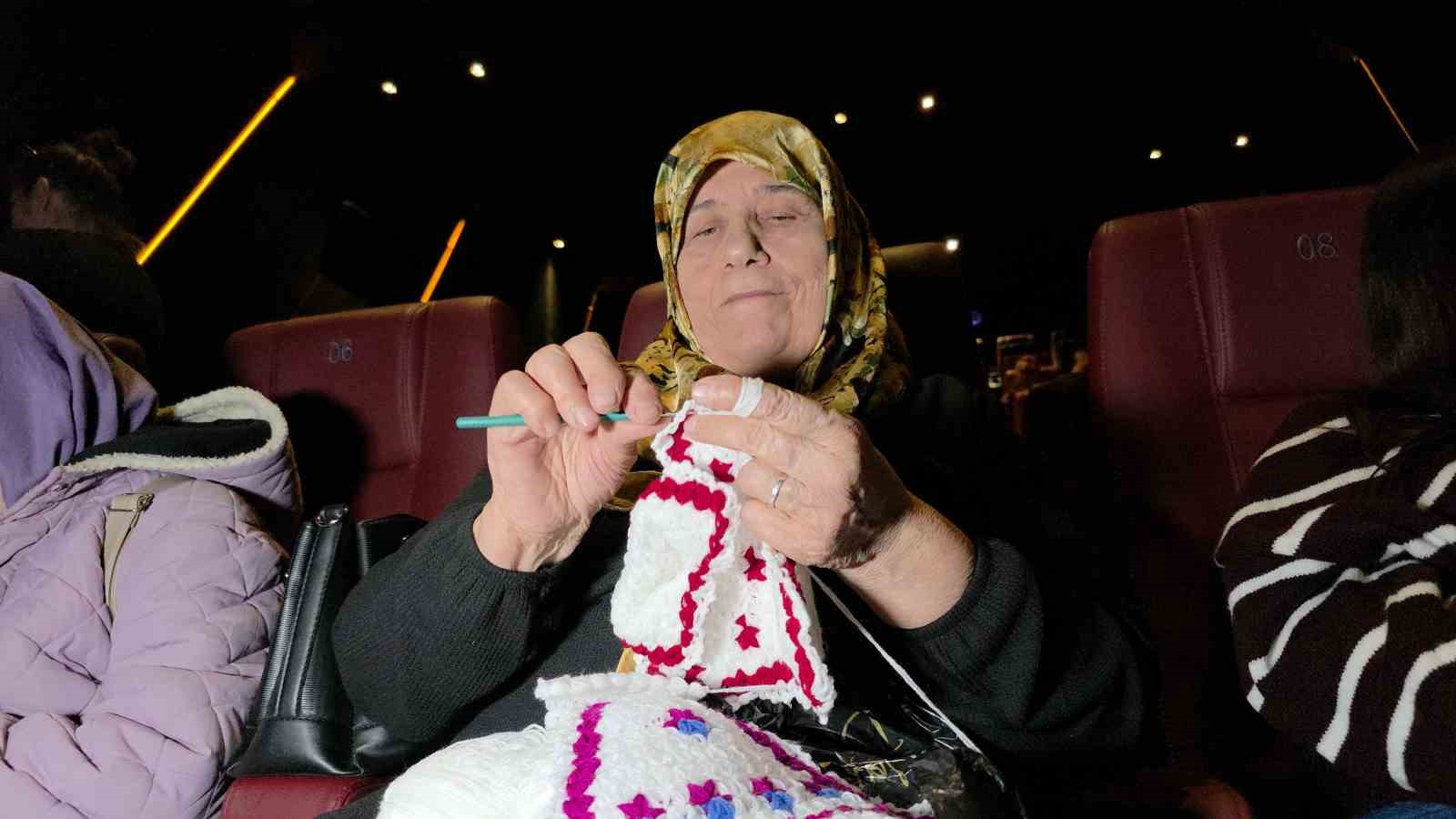 Sinemada örgü buluşması
Sinemada örgü buluşması