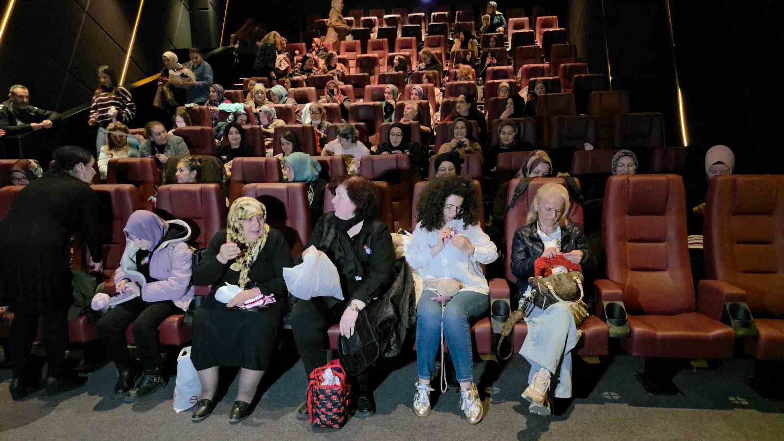 Sinemada örgü buluşması
Sinemada örgü buluşması