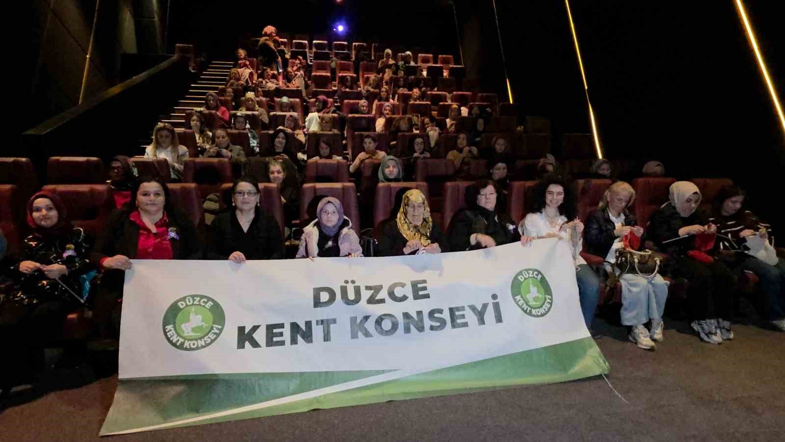 Sinemada örgü buluşması
Sinemada örgü buluşması