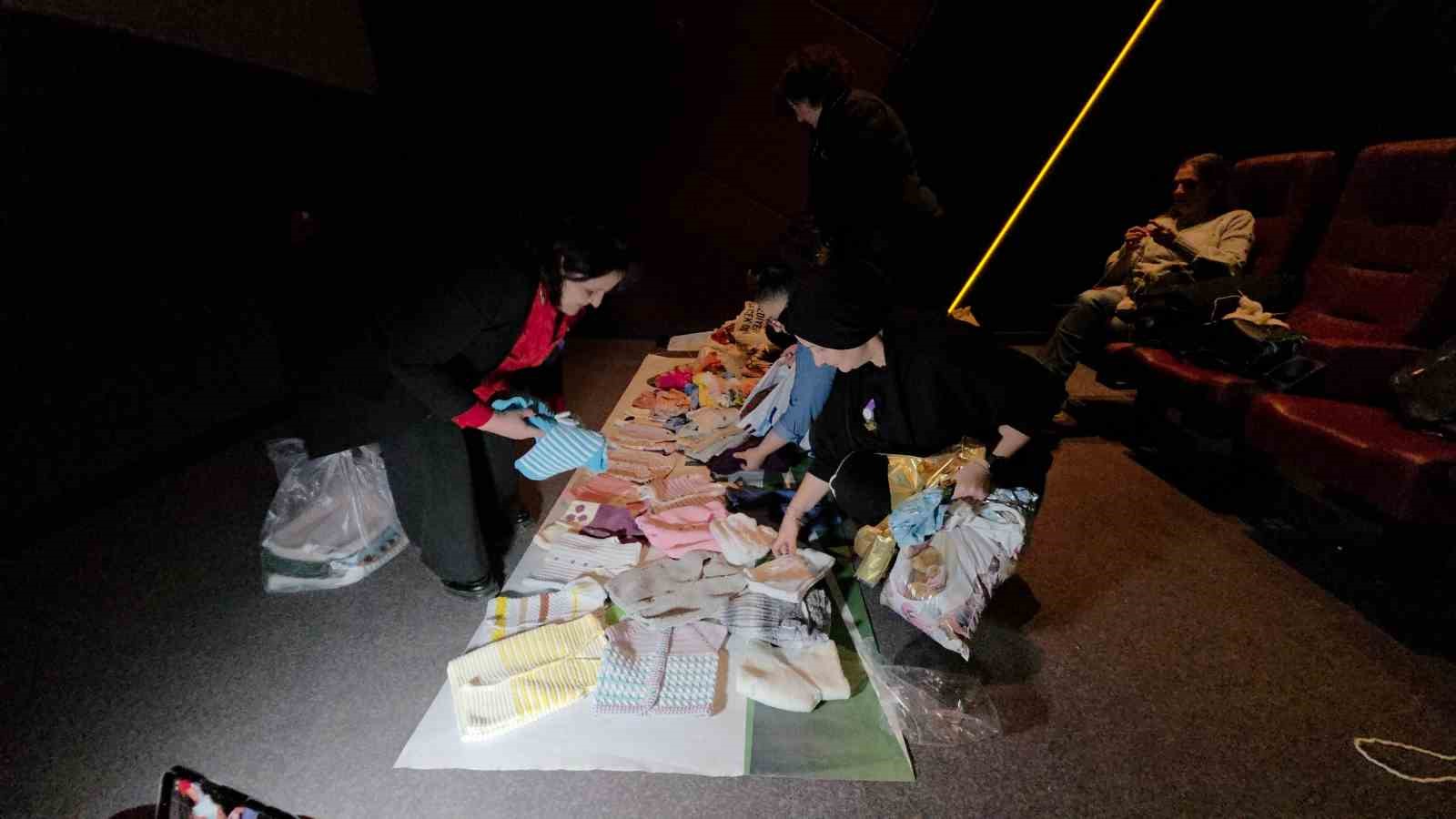 Sinemada örgü buluşması
Sinemada örgü buluşması