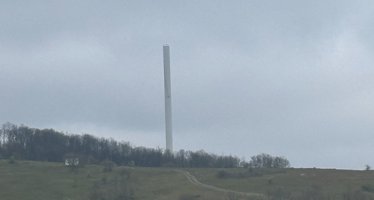 Sınır hattında rüzgar türbini parçalandı: Şiddetli rüzgar köyde paniğe yol açtı
