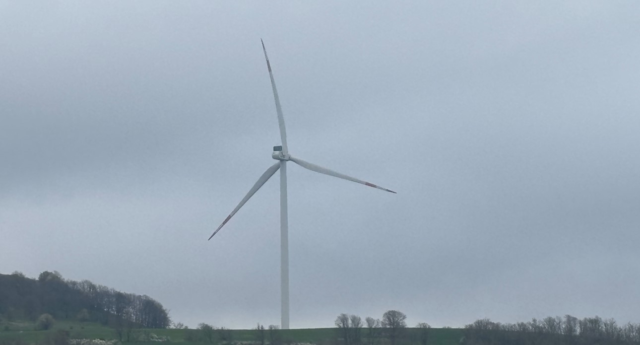 Sınır hattında rüzgar türbini parçalandı: Şiddetli rüzgar köyde paniğe yol açtı
