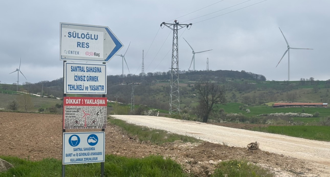 Sınır hattında rüzgar türbini parçalandı: Şiddetli rüzgar köyde paniğe yol açtı
